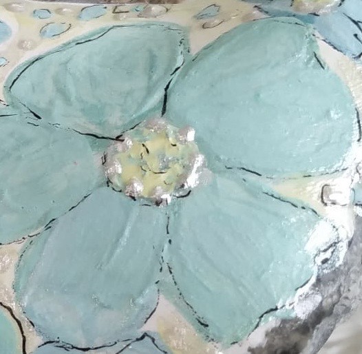 Bild von eine bemalten Stein nit einer tÃ¼rkisen Blume